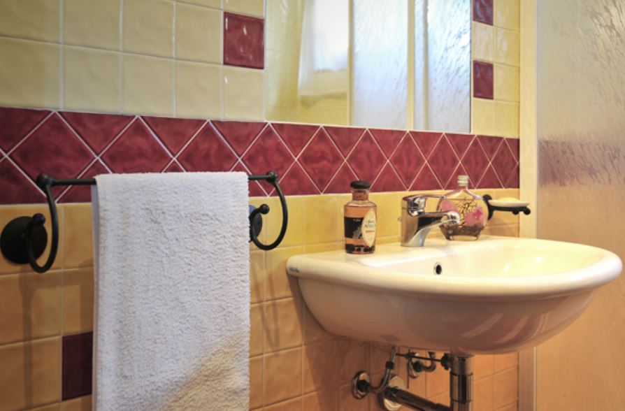 bagno privato di una stanza dell'agriturismo