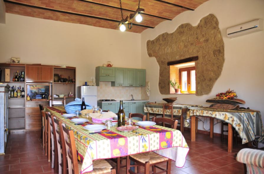 cucina e sala da pranzo di un appartamento dell'agriturismo