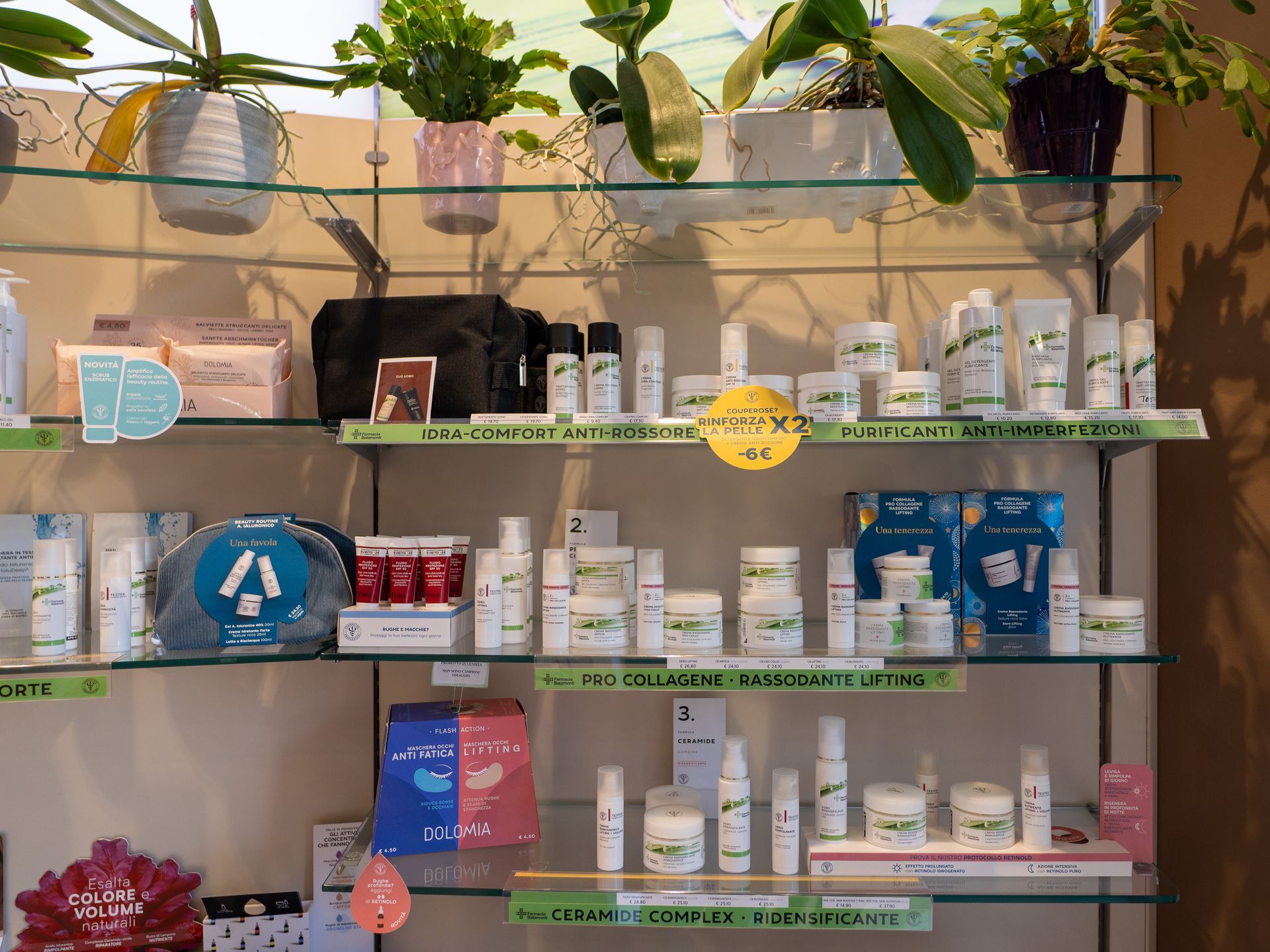 prodotti di dermocosmetici all'interno della Farmacia Baiamonti di Trieste