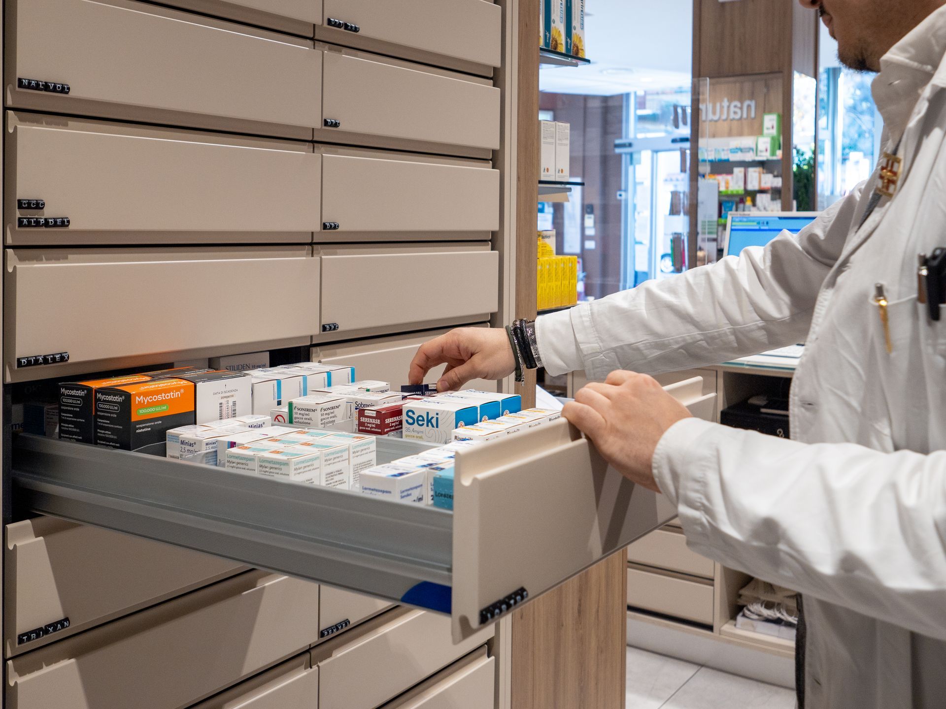 Cassetto con farmaci della Farmacia Baiamonti a Trieste