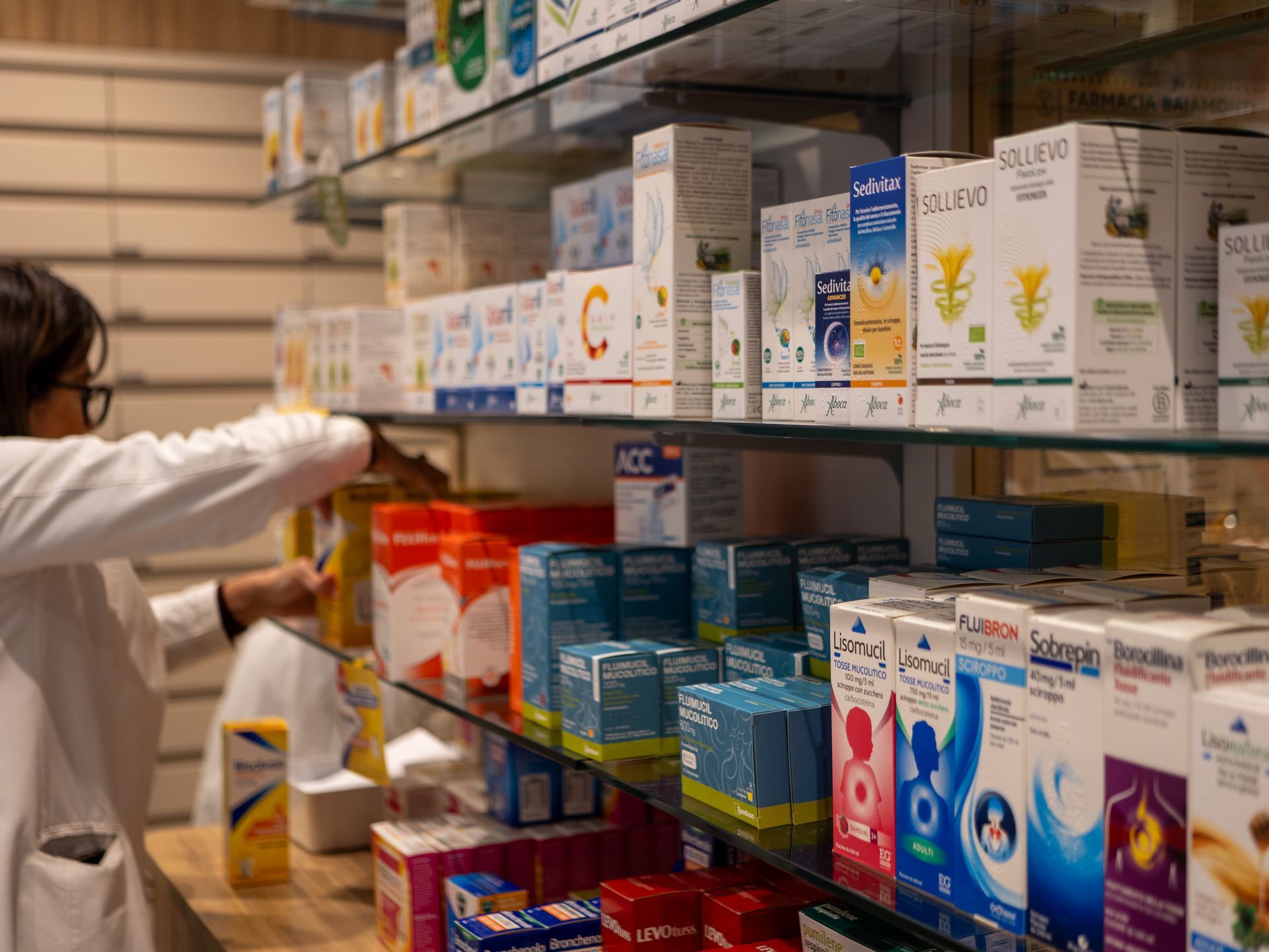 Scaffale con farmaci da banco della Farmacia Baiamonti a Trieste