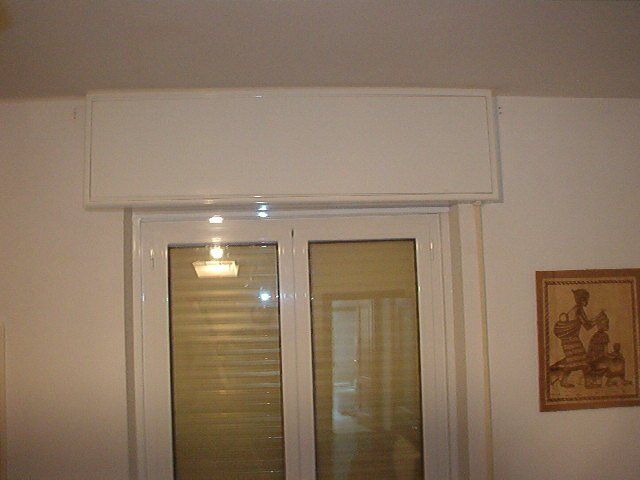 Porta finestra in alluminio con cassonetto bianco