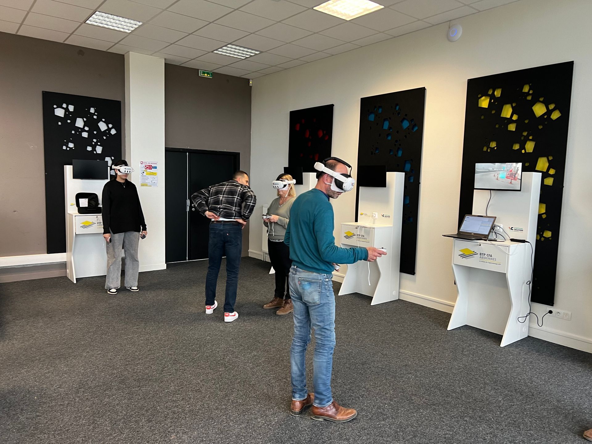 Une femme porte un casque de réalité virtuelle avec un dragon qui en sort.