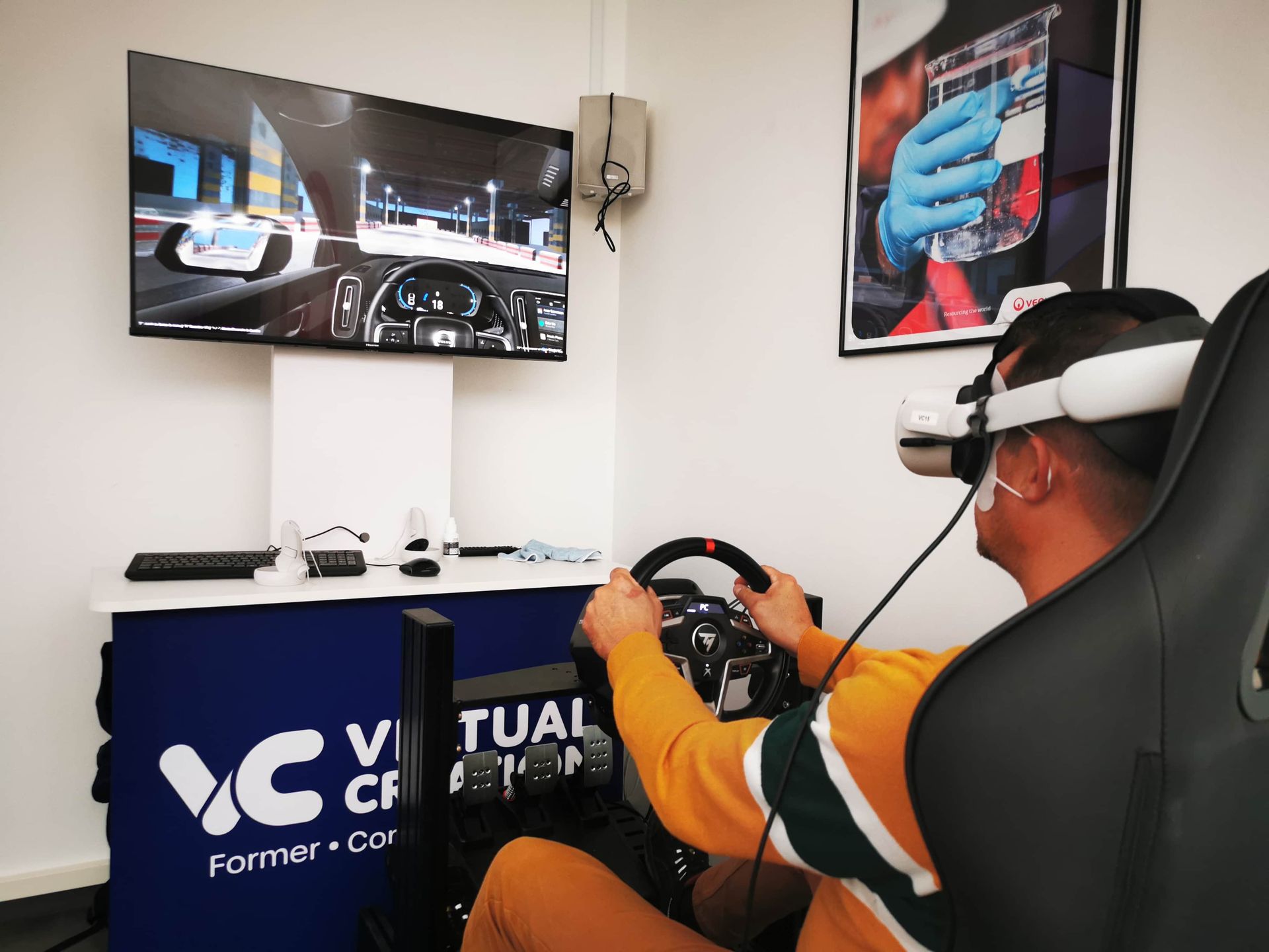 Un homme porte un casque de réalité virtuelle et teste le simulateur de risque routier ImDrive VR