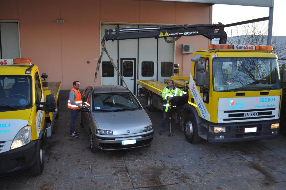 Carro attrezzi con gru