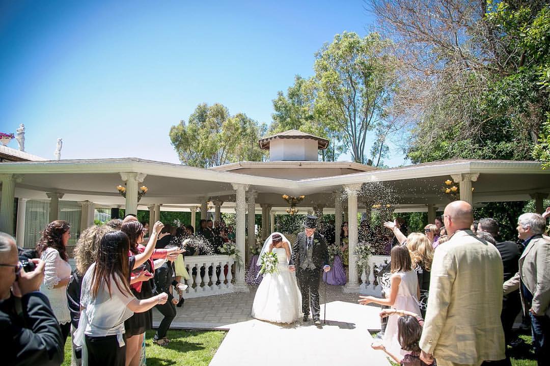 lancio del riso fuori dalla chiesa