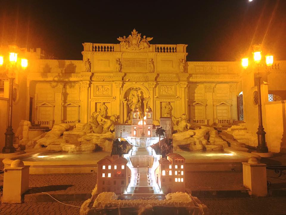 fontana illuminata nel giardino in verde
