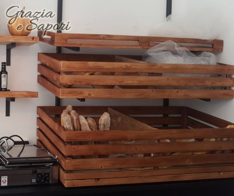 scaffali in legno per attività commerciali