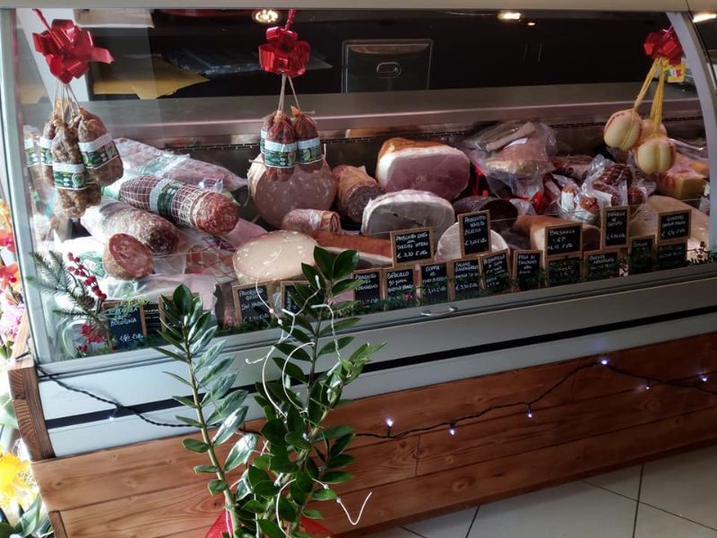 scaffali in legno per attività di vendita