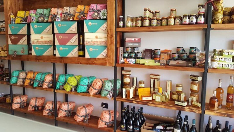 scaffali in legno per negozi