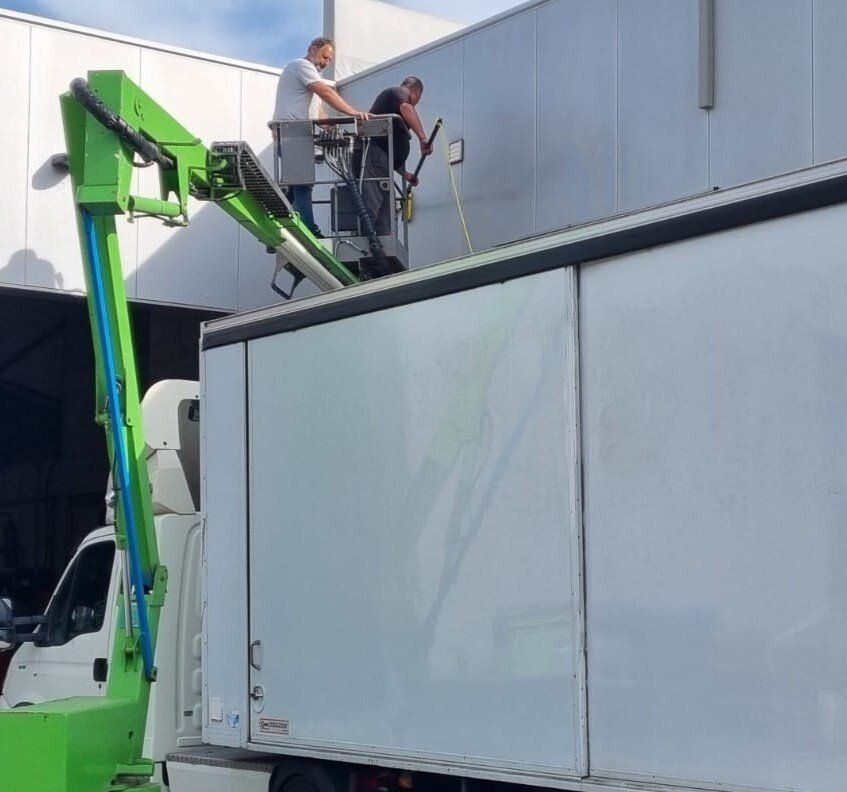 Gladde gevelpanelen reinigen