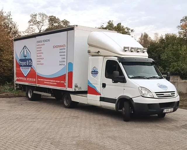 Onze wagen compleet met alle reinigingsmaterialen en machines