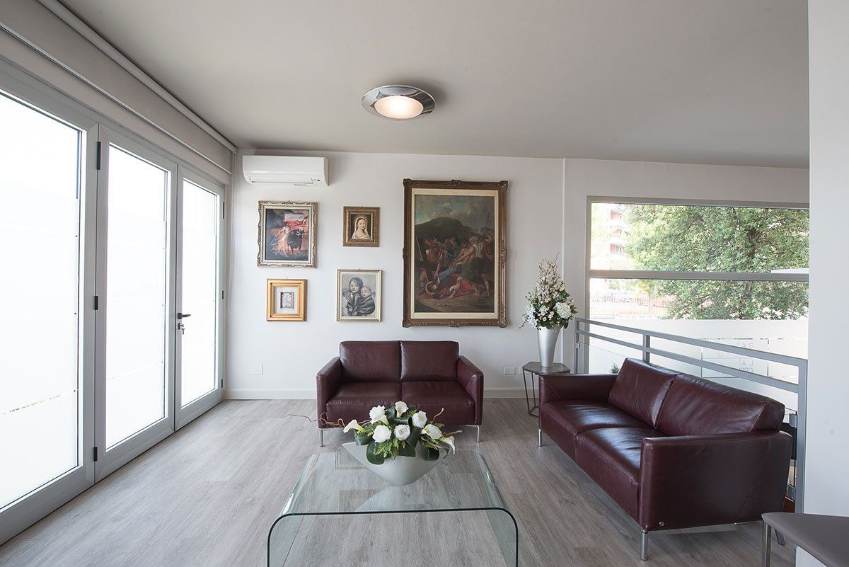 divani della casa funeraria a Crema