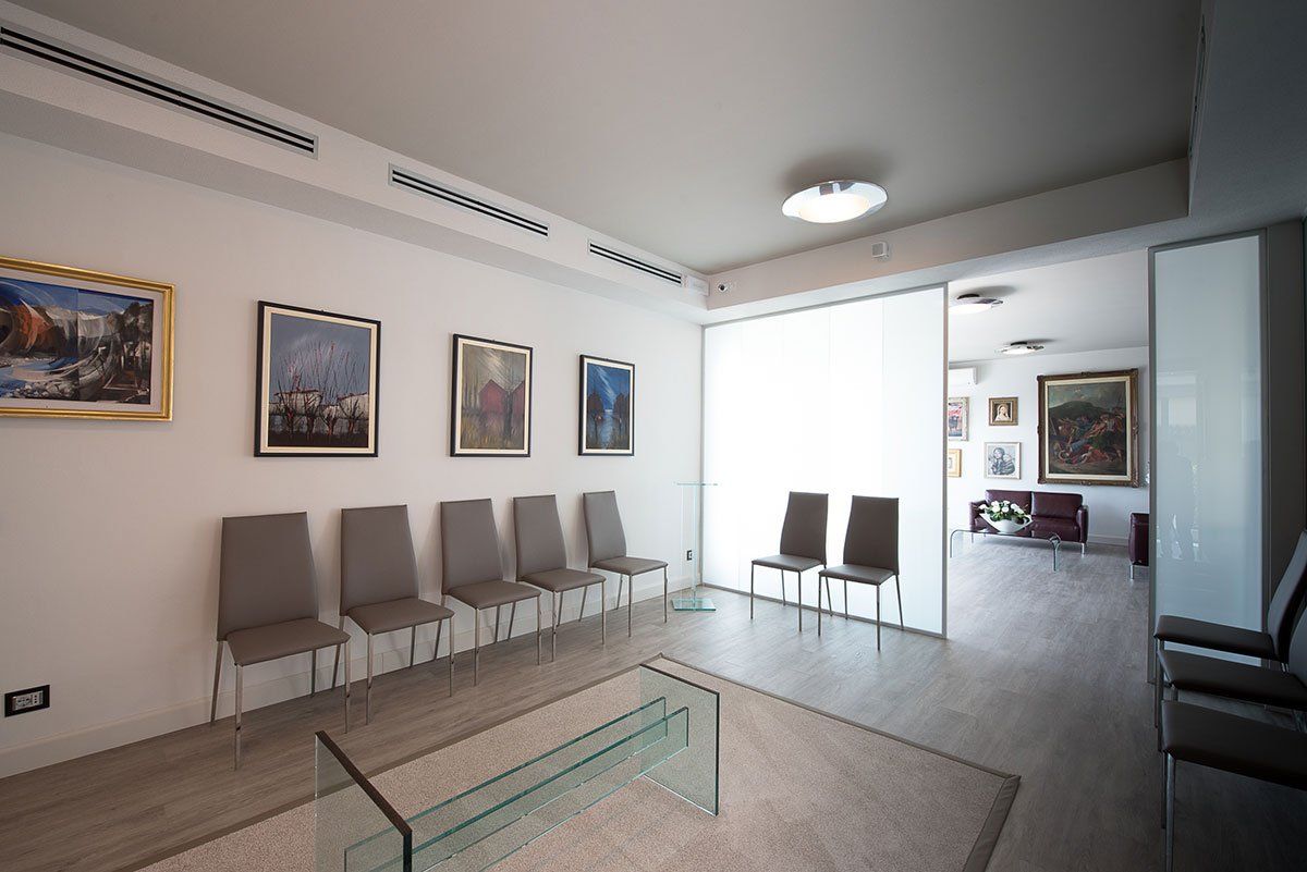 sala della casa funeraria a Crema allestita per rito cristiano