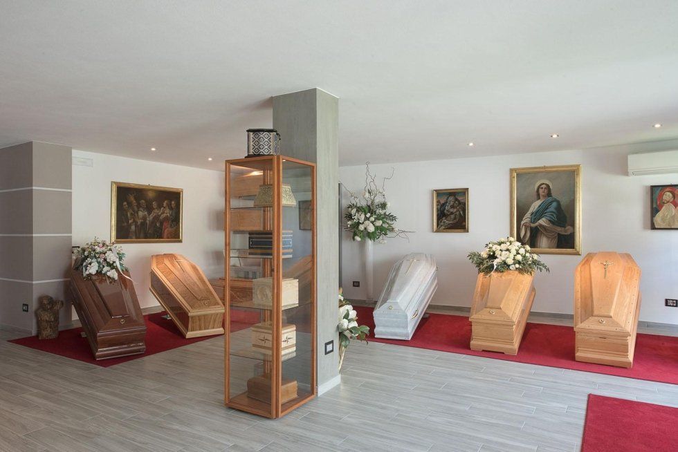 esposizione di cofani e urne per funerali a Crema