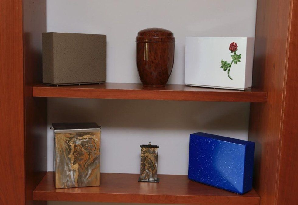 urne funerarie di diverse forme per funerali a Crema