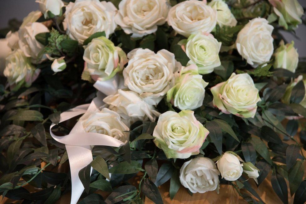 rose per cuscino funebre per funerali a Crema