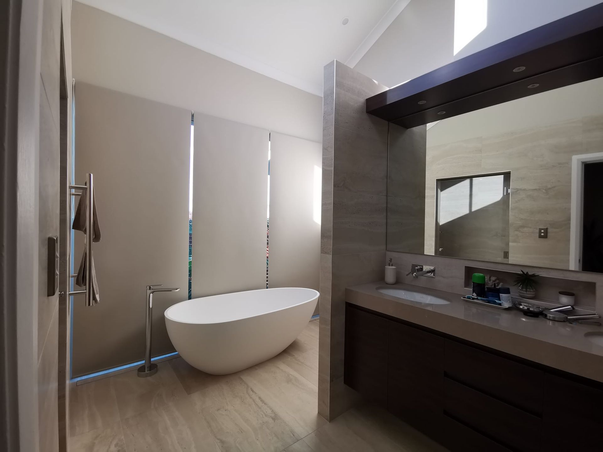A bathroom with a tub , sink and mirror
