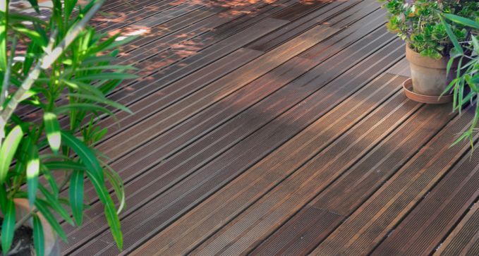 aplicar barniz en terraza de madera a precio económico en Irún, España