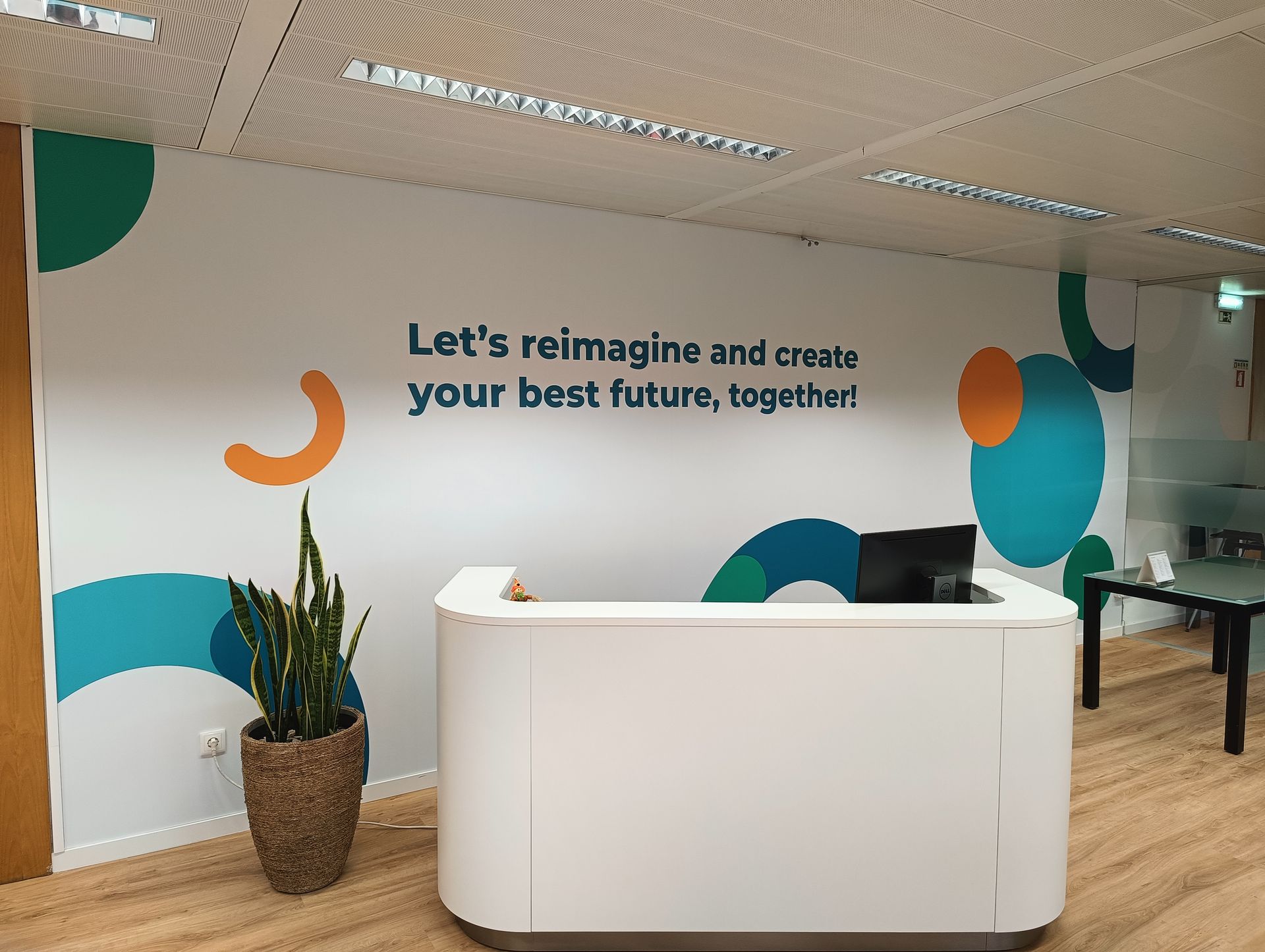 Balcão de recepção com superfície branca e a frase