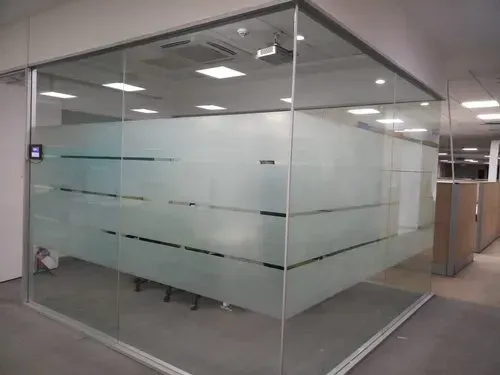 Cabine de escritório envidraçada com película fosca nas janelas e espaço de trabalho interno.