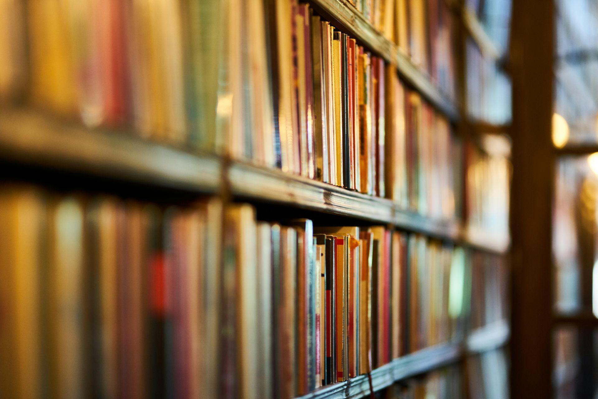 A library filled with lots of books on shelves.