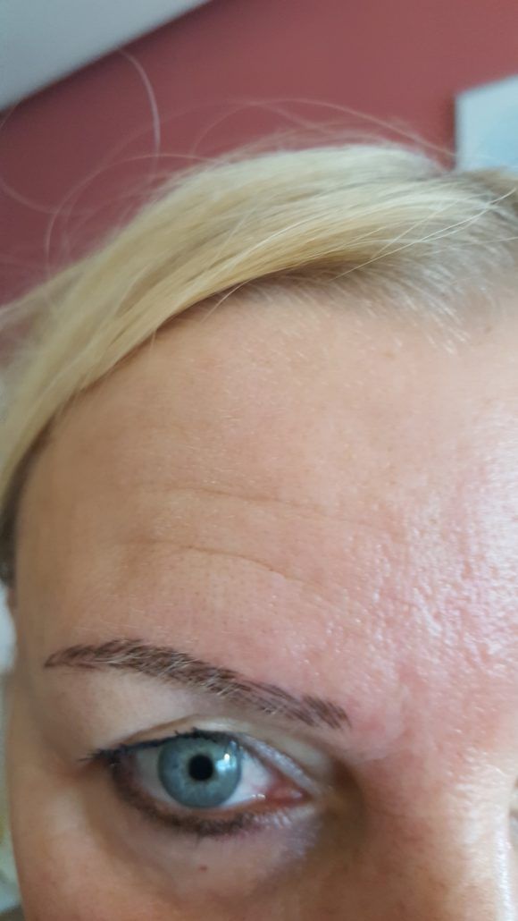 Eine Nahaufnahme des Gesichts einer Frau mit blauen Augen