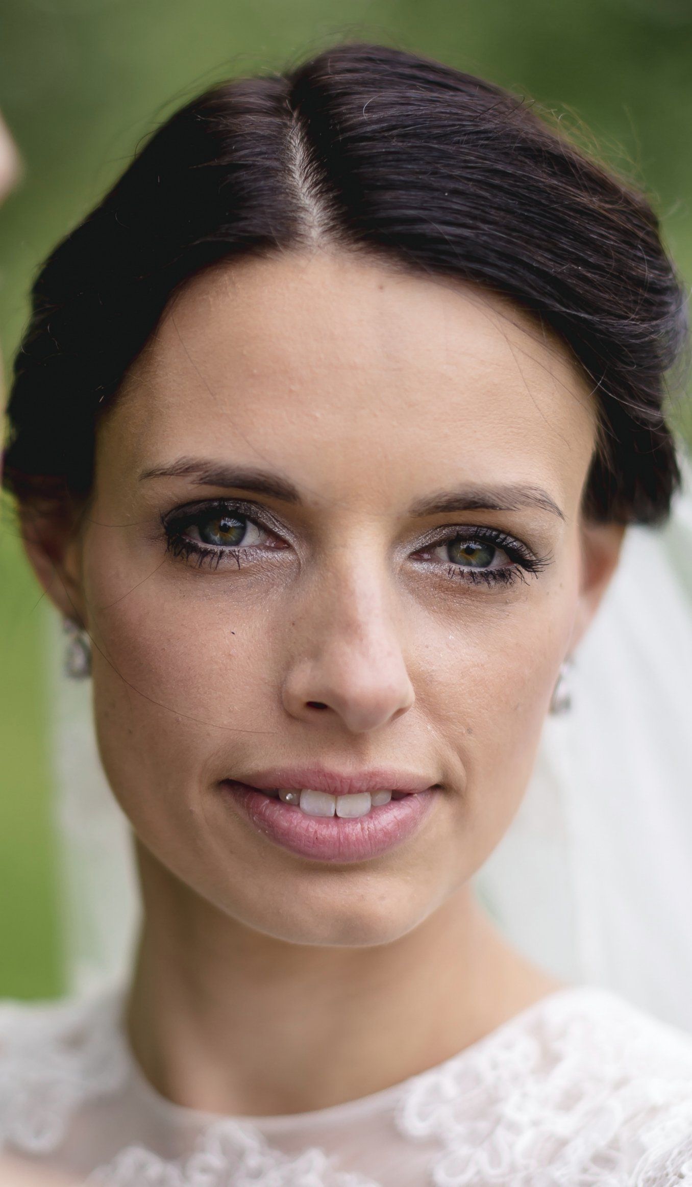 Eine Nahaufnahme einer Frau, die ein Brautkleid und einen Schleier trägt.