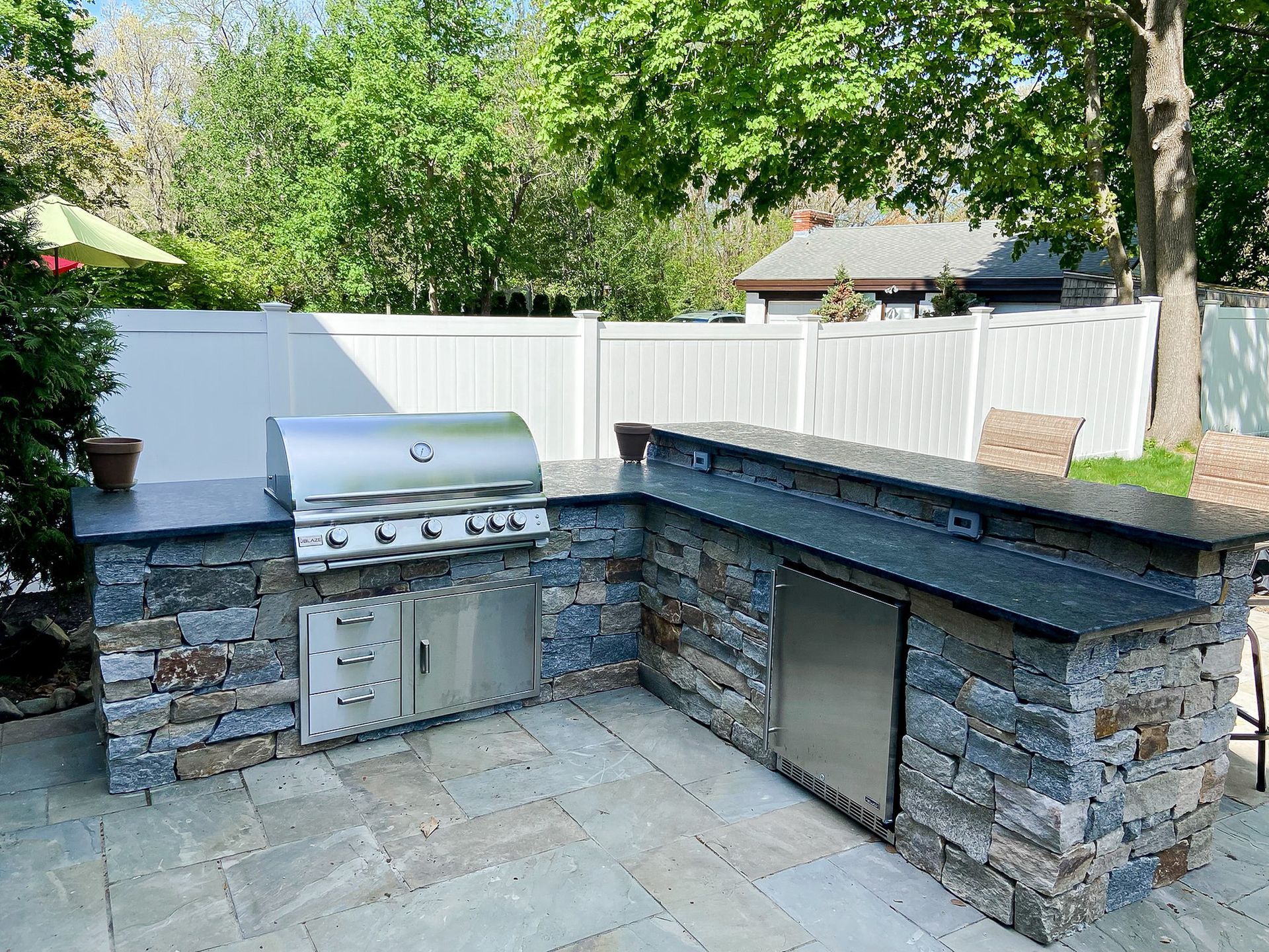 There is a grill and a bar in the backyard.