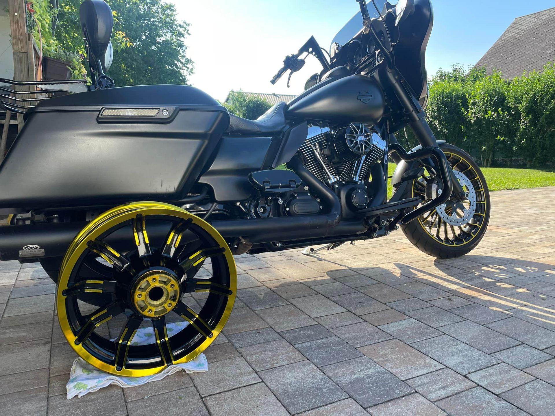 ein schwarzes harley davidson Motorrad mit gelben Rädern
