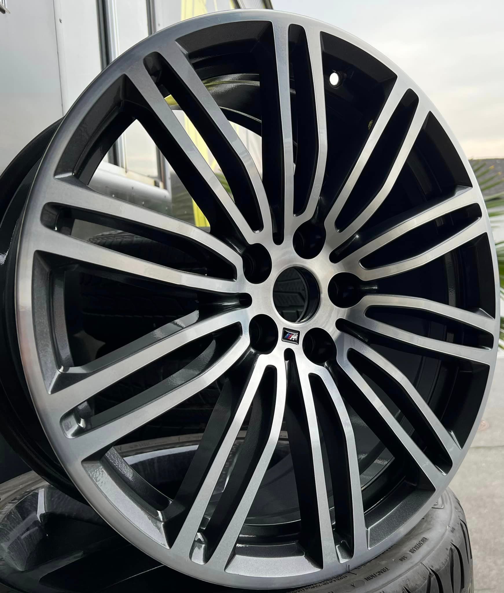 ein schwarz-silberner bmw-Rad liegt auf einem Reifen