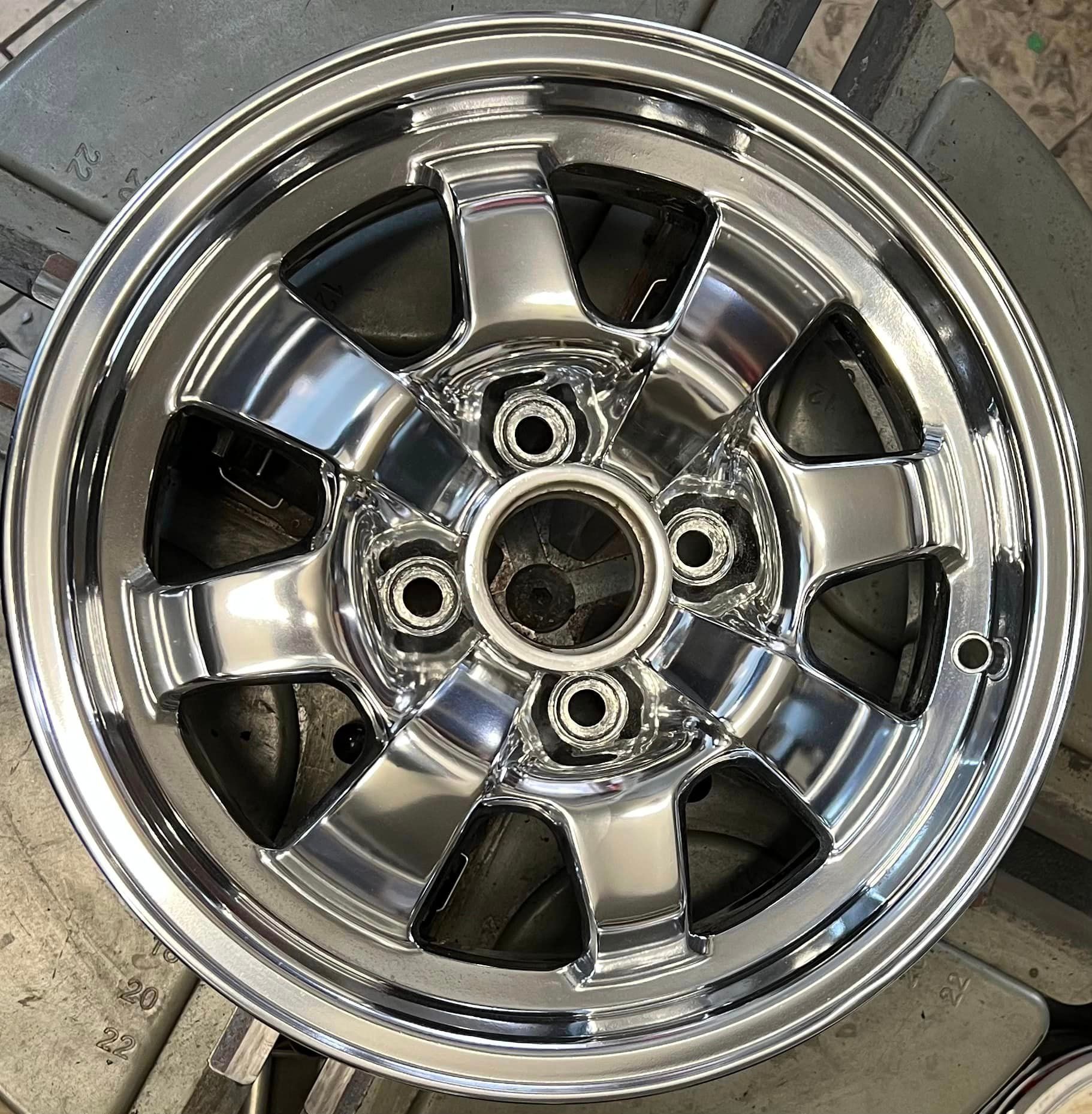 ein glänzendes Chromrad liegt auf einem Tisch