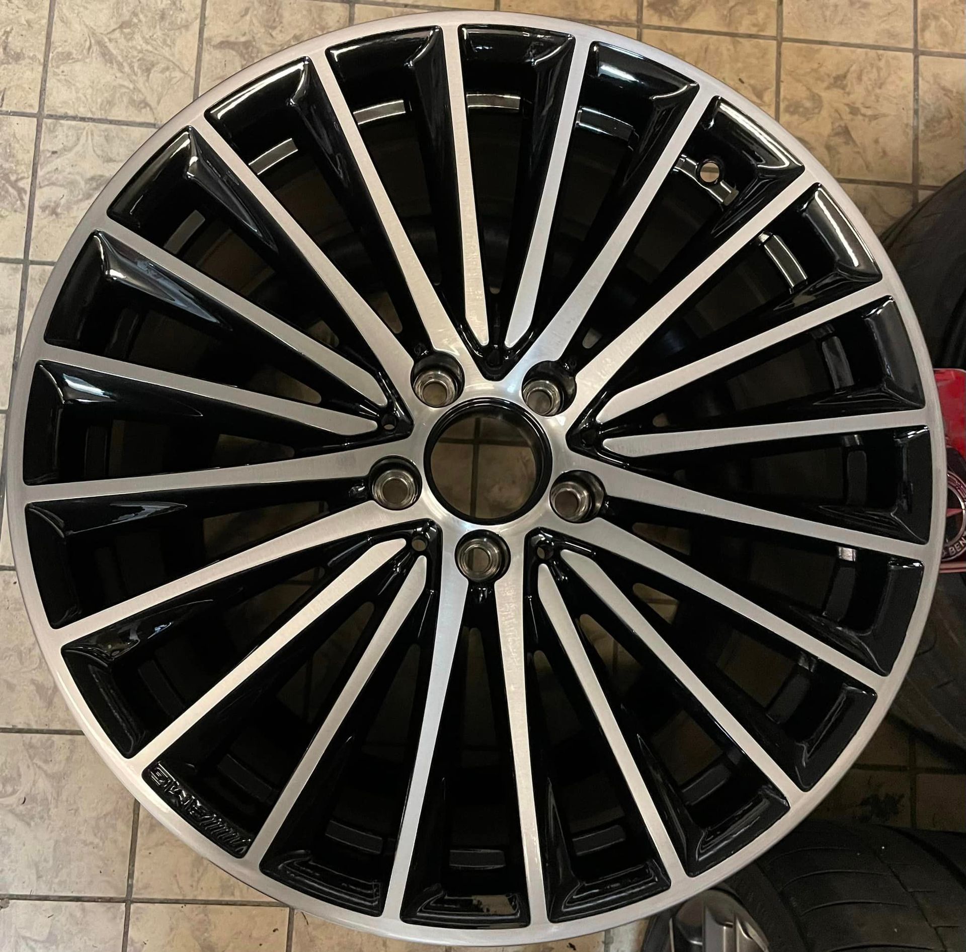 ein schwarz-silbernes Autorad steht auf einem Teppichboden