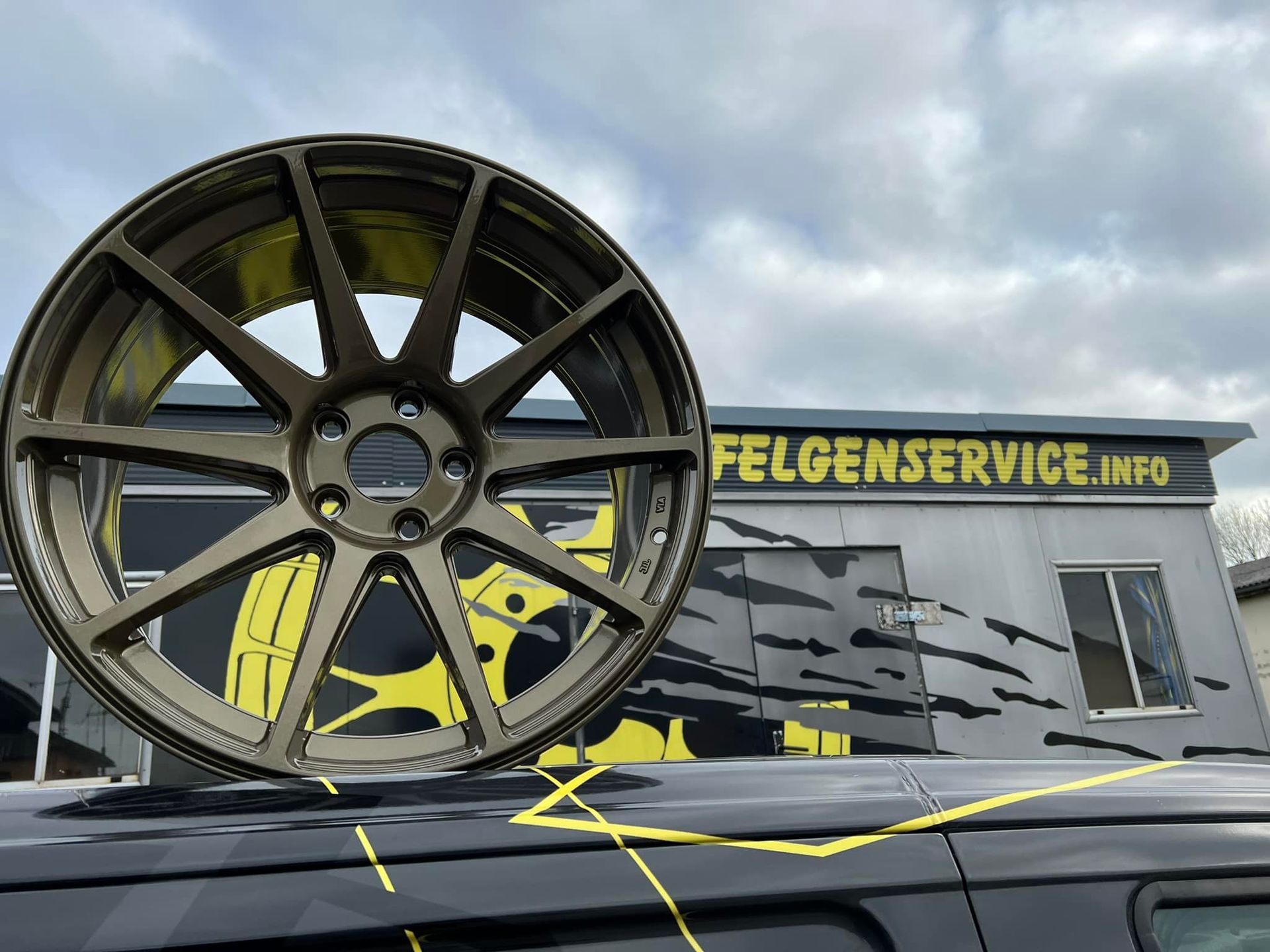 ein Felgenservice-Logo auf einem Gebäude