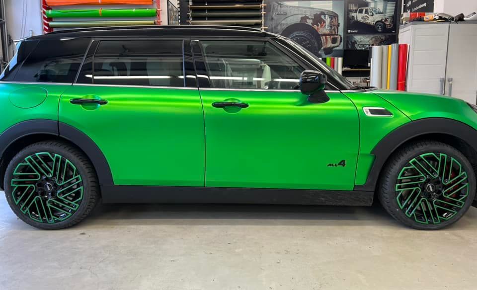 ein grüner Mini mit grünen Rädern