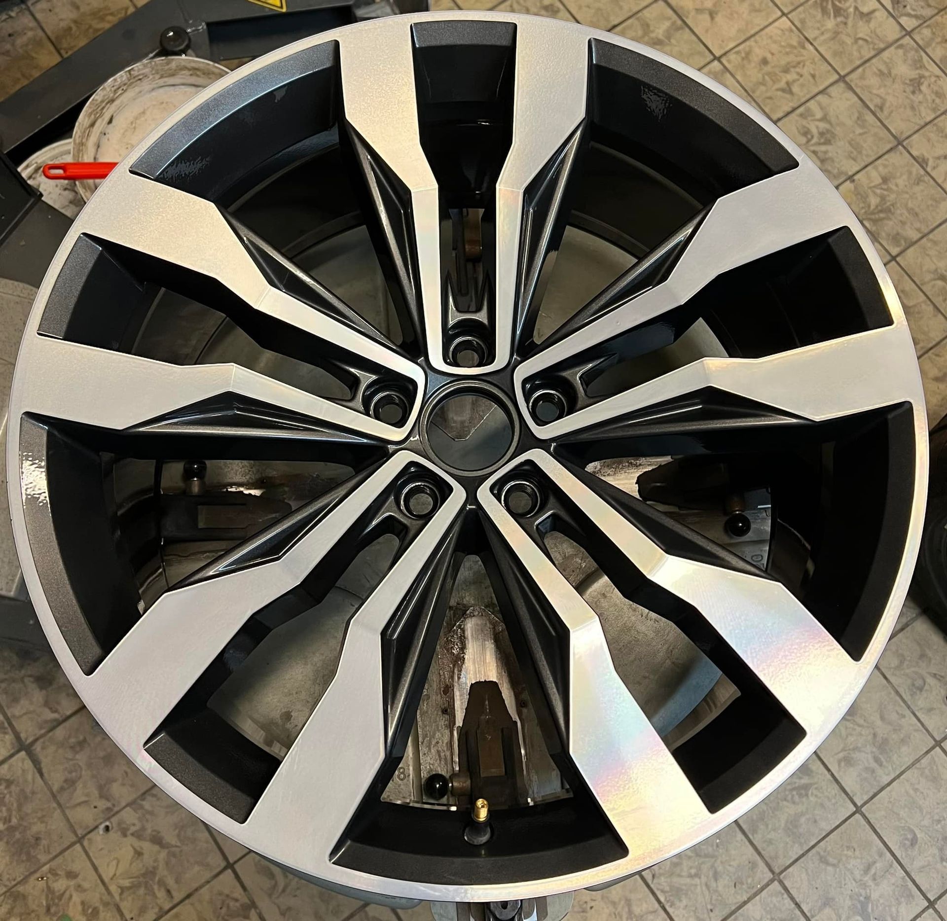 ein schwarz-silbernes Autorad liegt auf einem Tisch