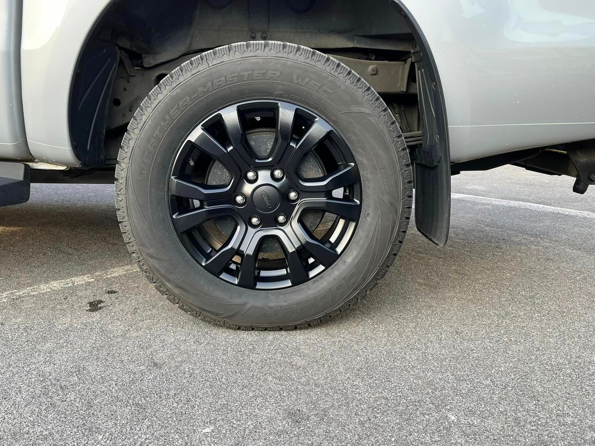 ein silberner Pickup mit schwarzen Rädern und einem Reifen mit der Aufschrift master wrc