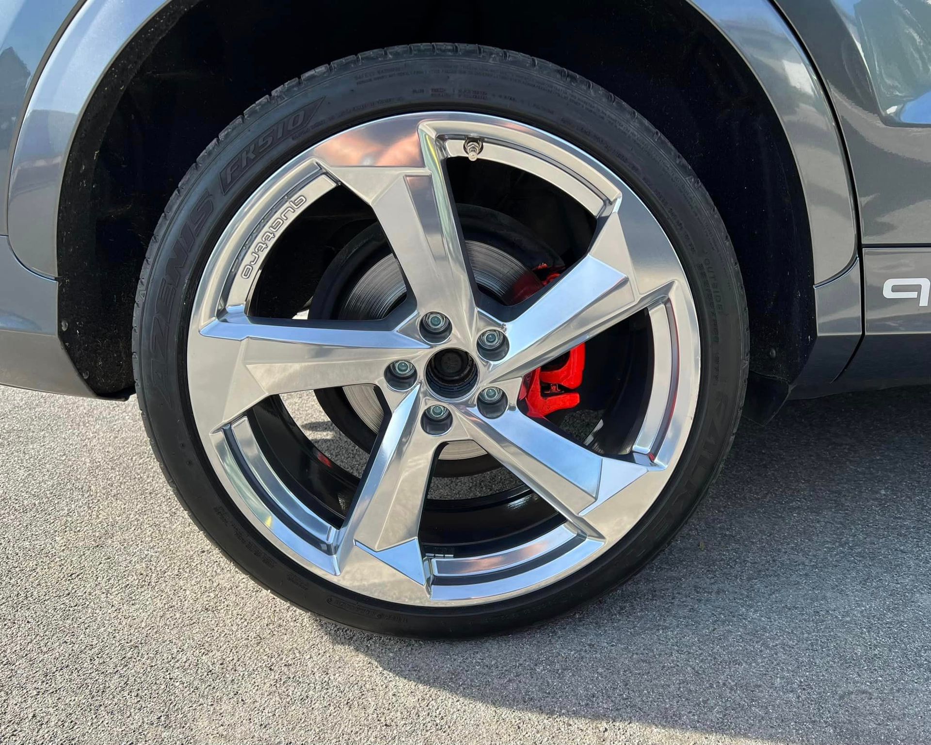 eine Nahaufnahme eines Autoreifens mit der Aufschrift quattro