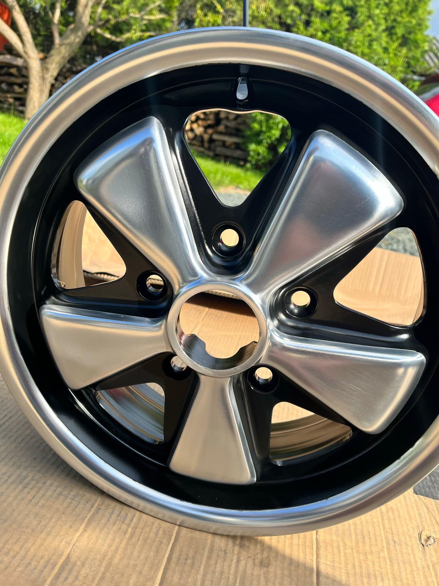 ein schwarz-silbernes Autorad liegt auf einem Karton