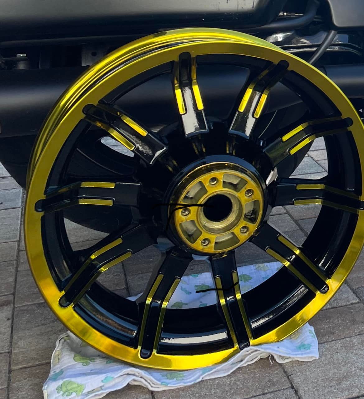 ein schwarz-gelbes Fahrradrad liegt auf einem Handtuch