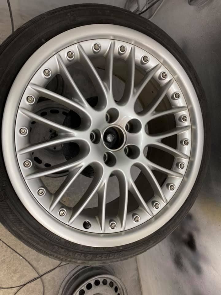 ein silbernes Autorad mit einem schwarzen Reifen darauf