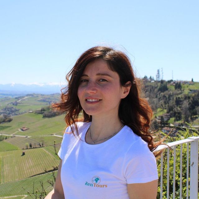 Una donna che indossa una maglietta bianca con la scritta RenTours