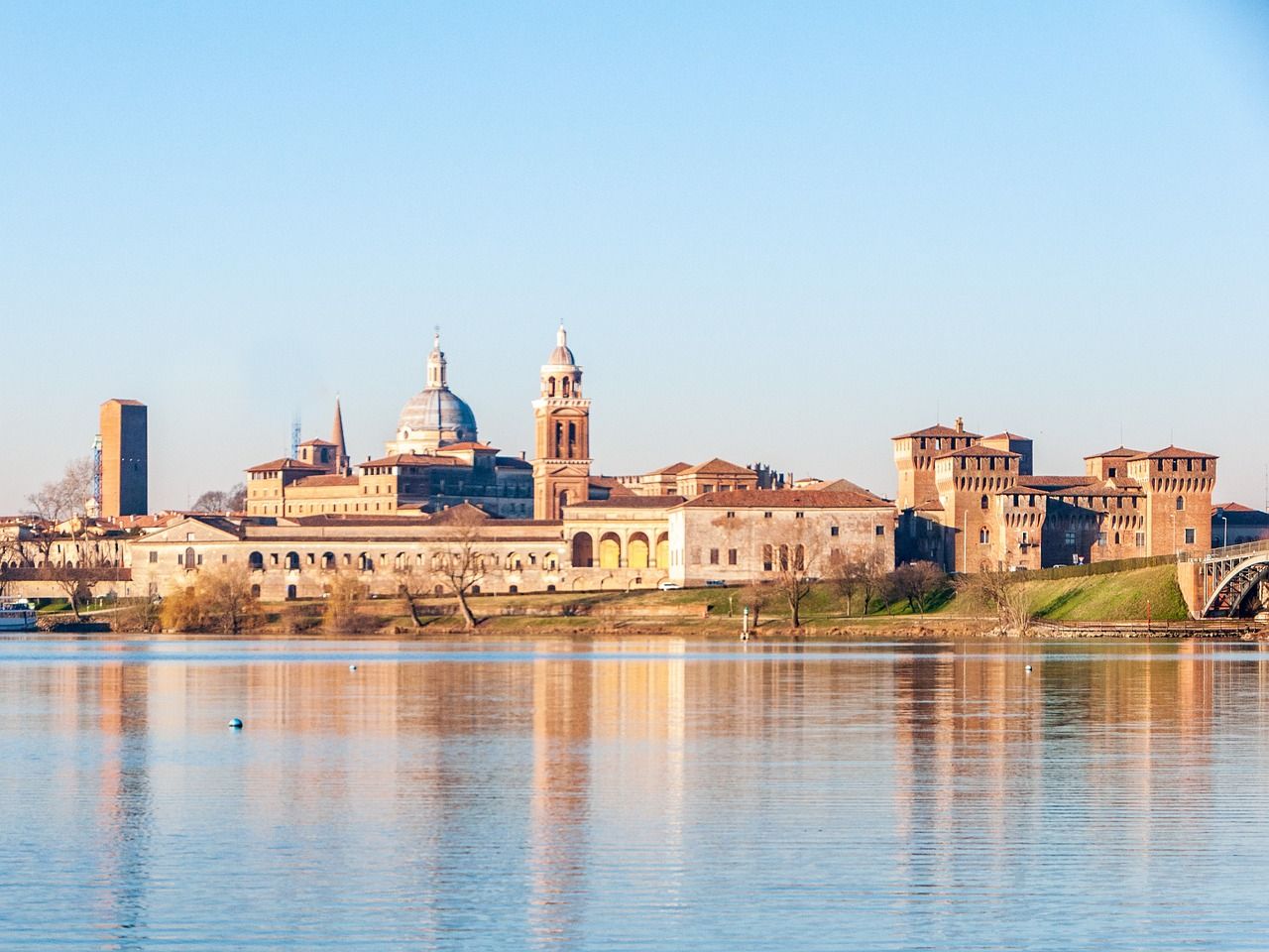 Una città si riflette nell'acqua di un lago.