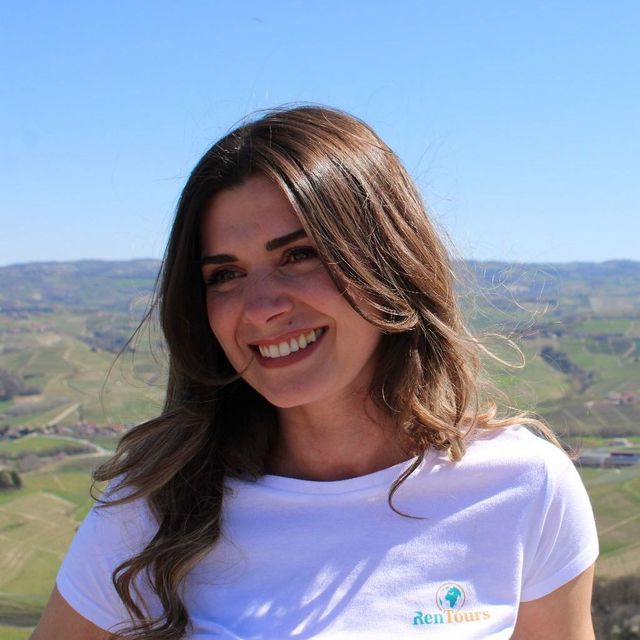 Una donna che indossa una maglietta bianca con la scritta RenTours