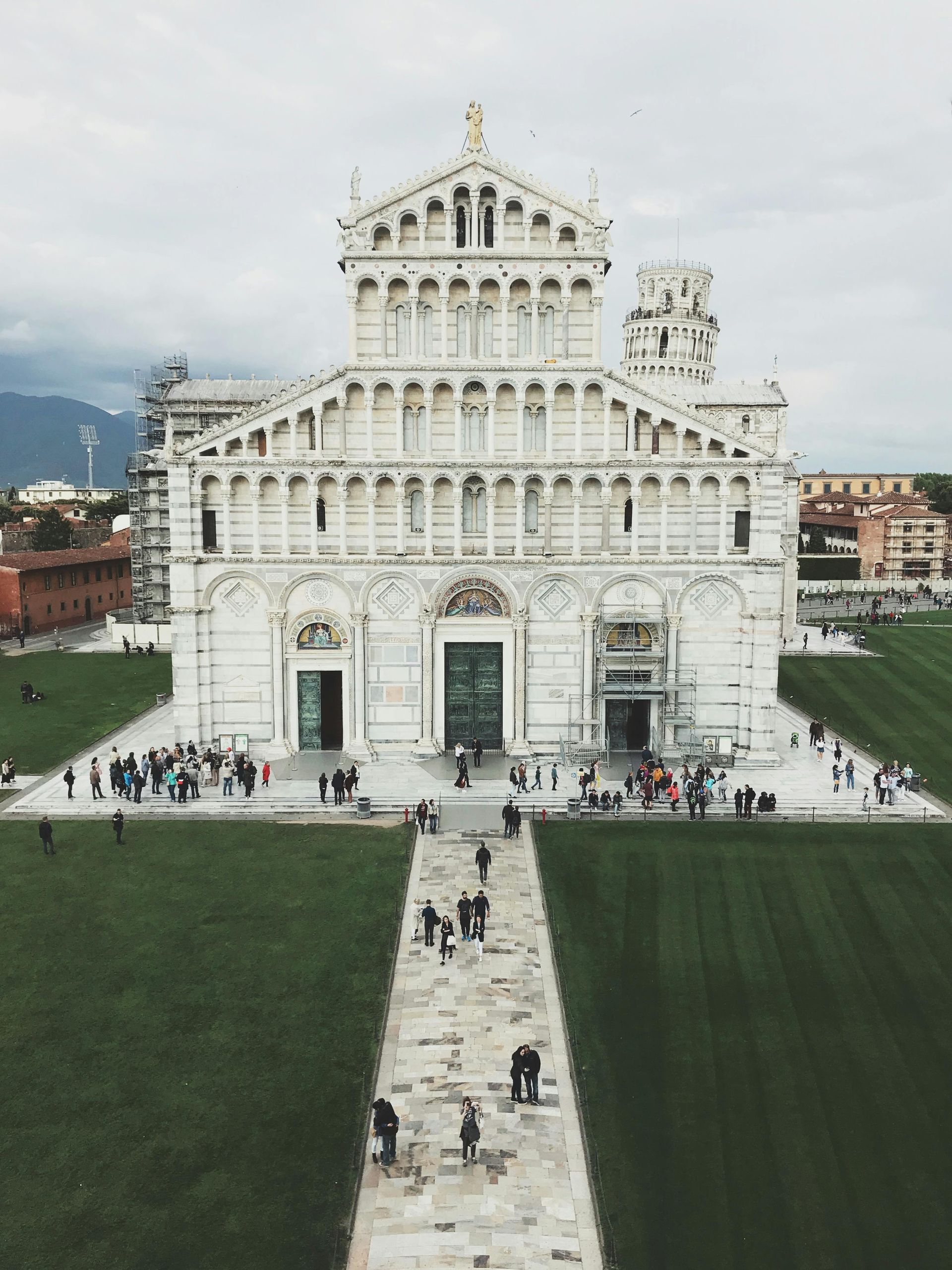 Un gruppo di persone sta camminando davanti a un grande edificio