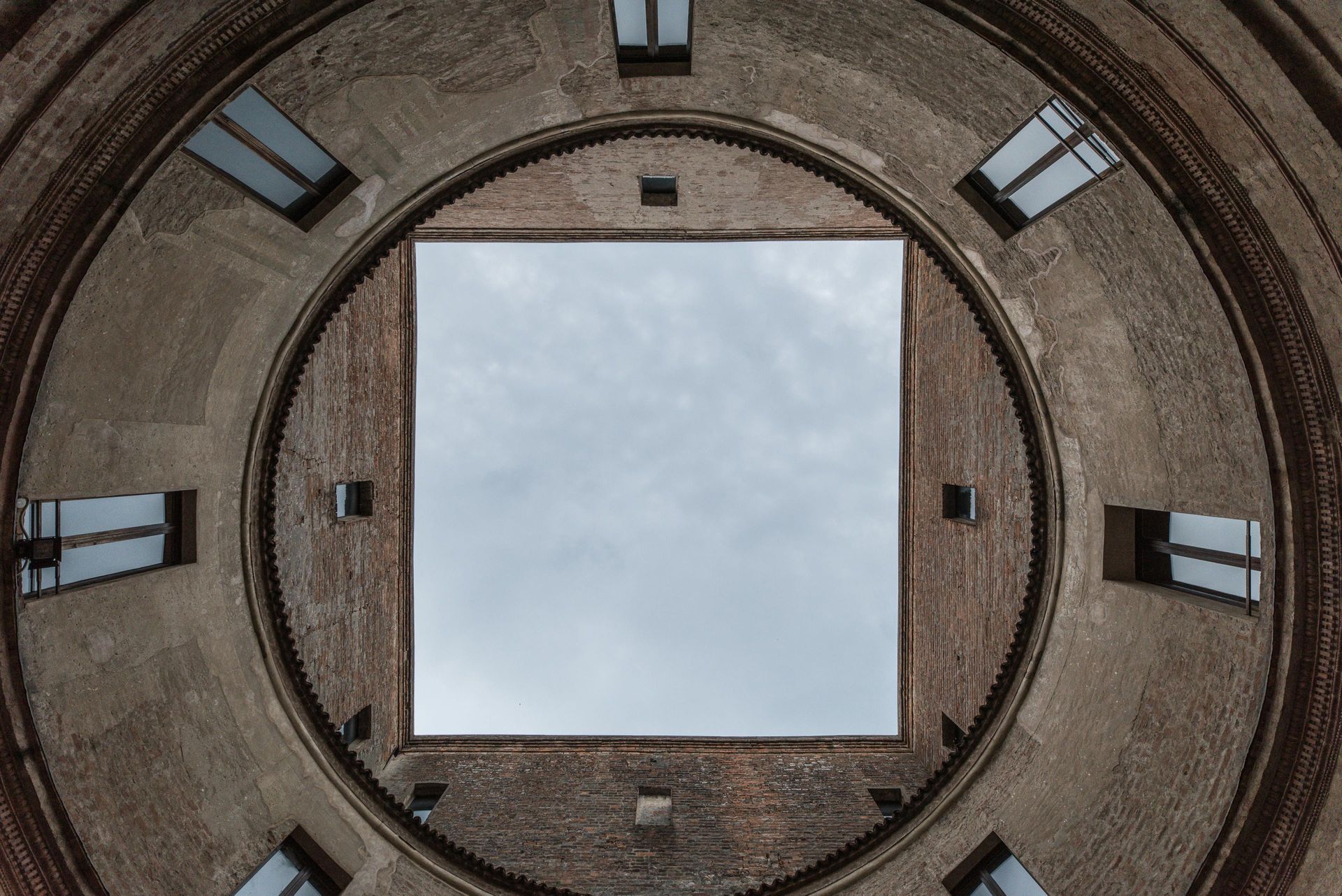Guardando il cielo attraverso una finestra circolare