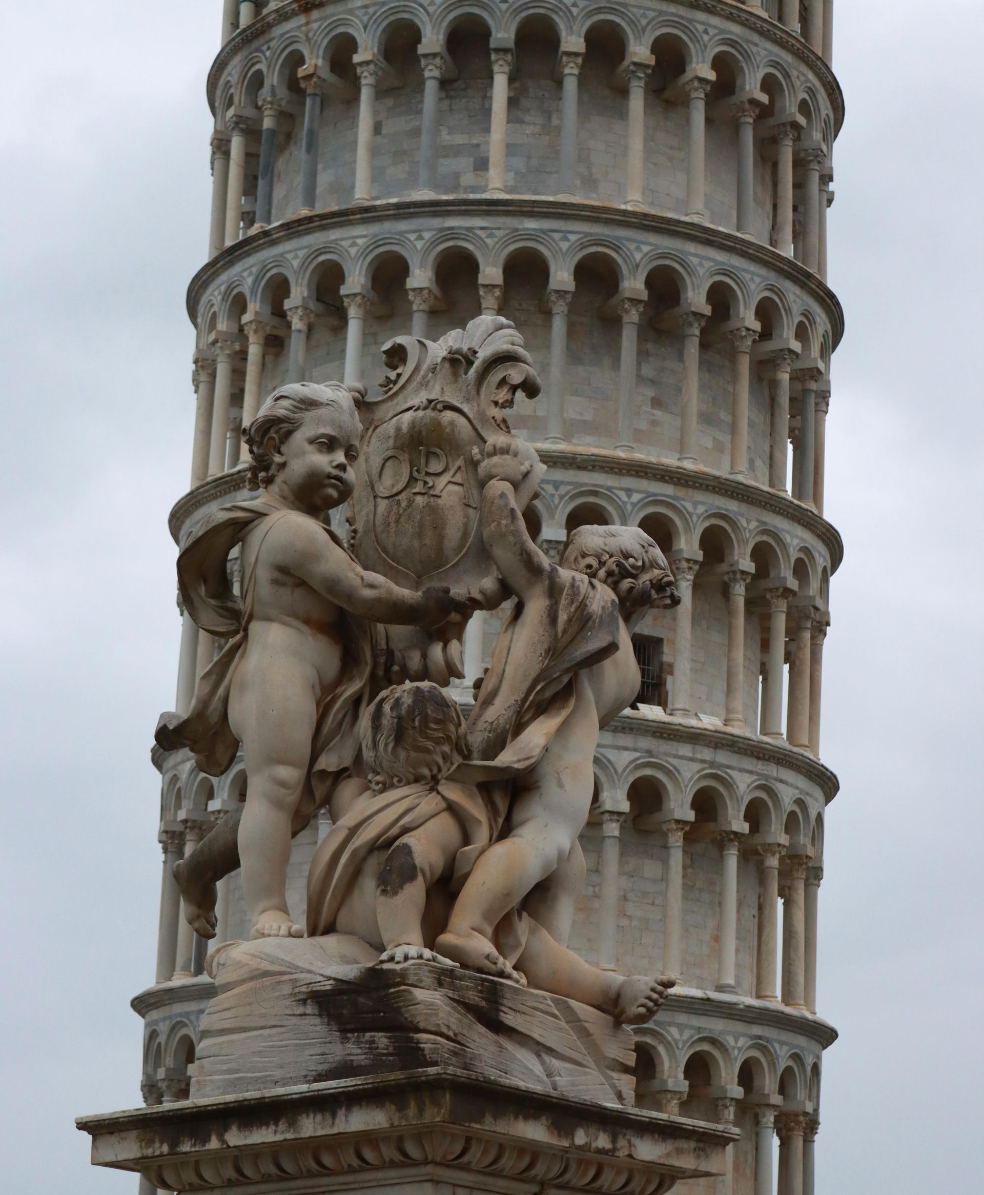 Una statua di cherubini in cima a un alto edificio