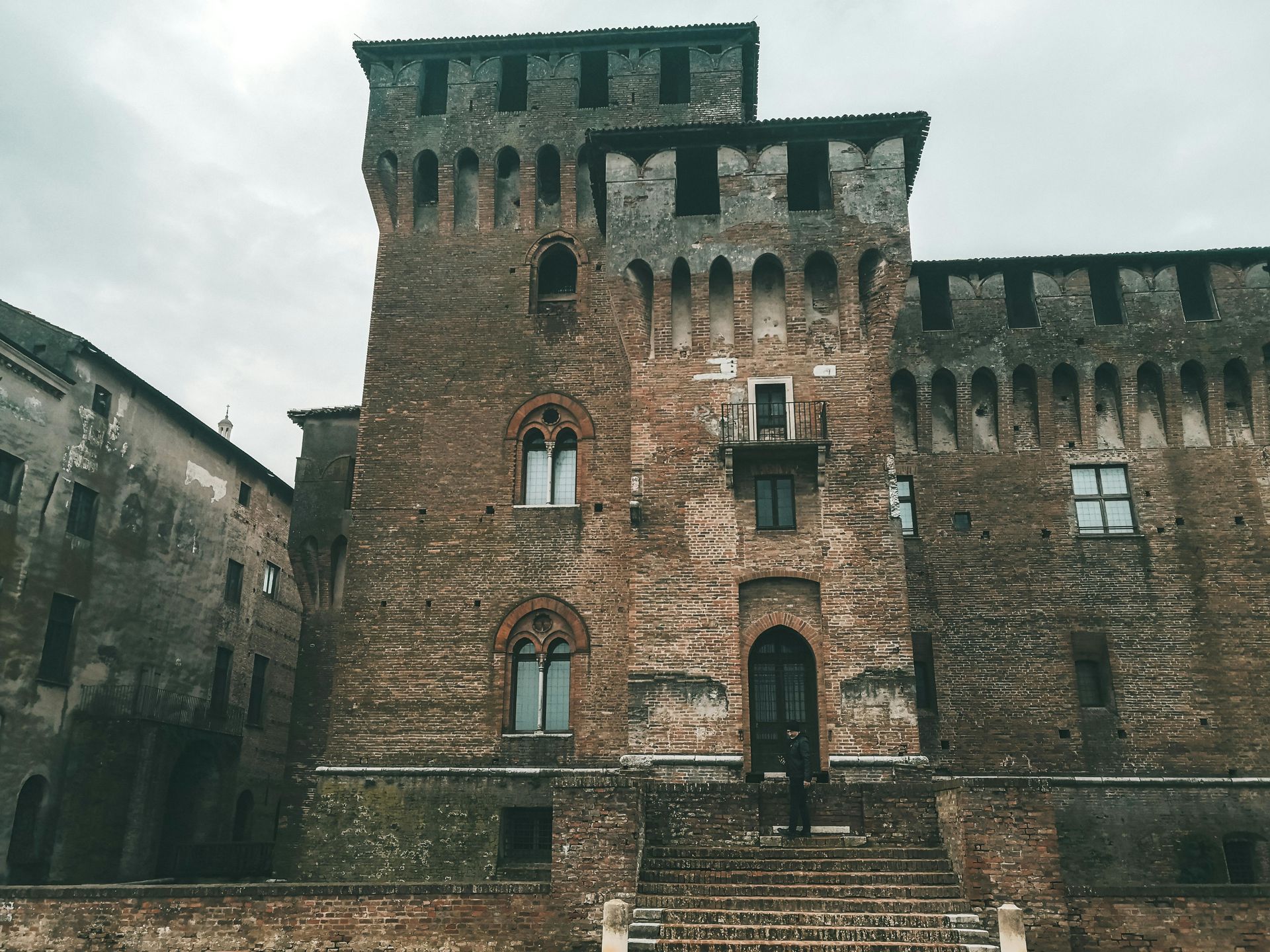 Un grande edificio in mattoni con scale che conducono ad esso