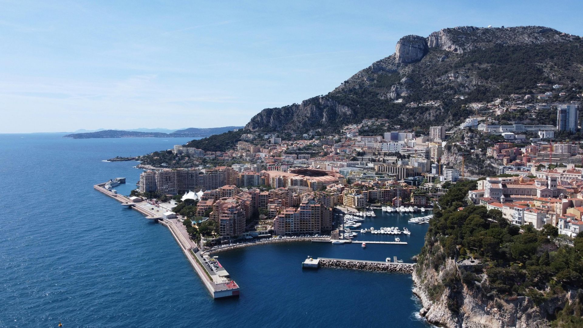 Una vista aerea di una città vicino a uno specchio d'acqua