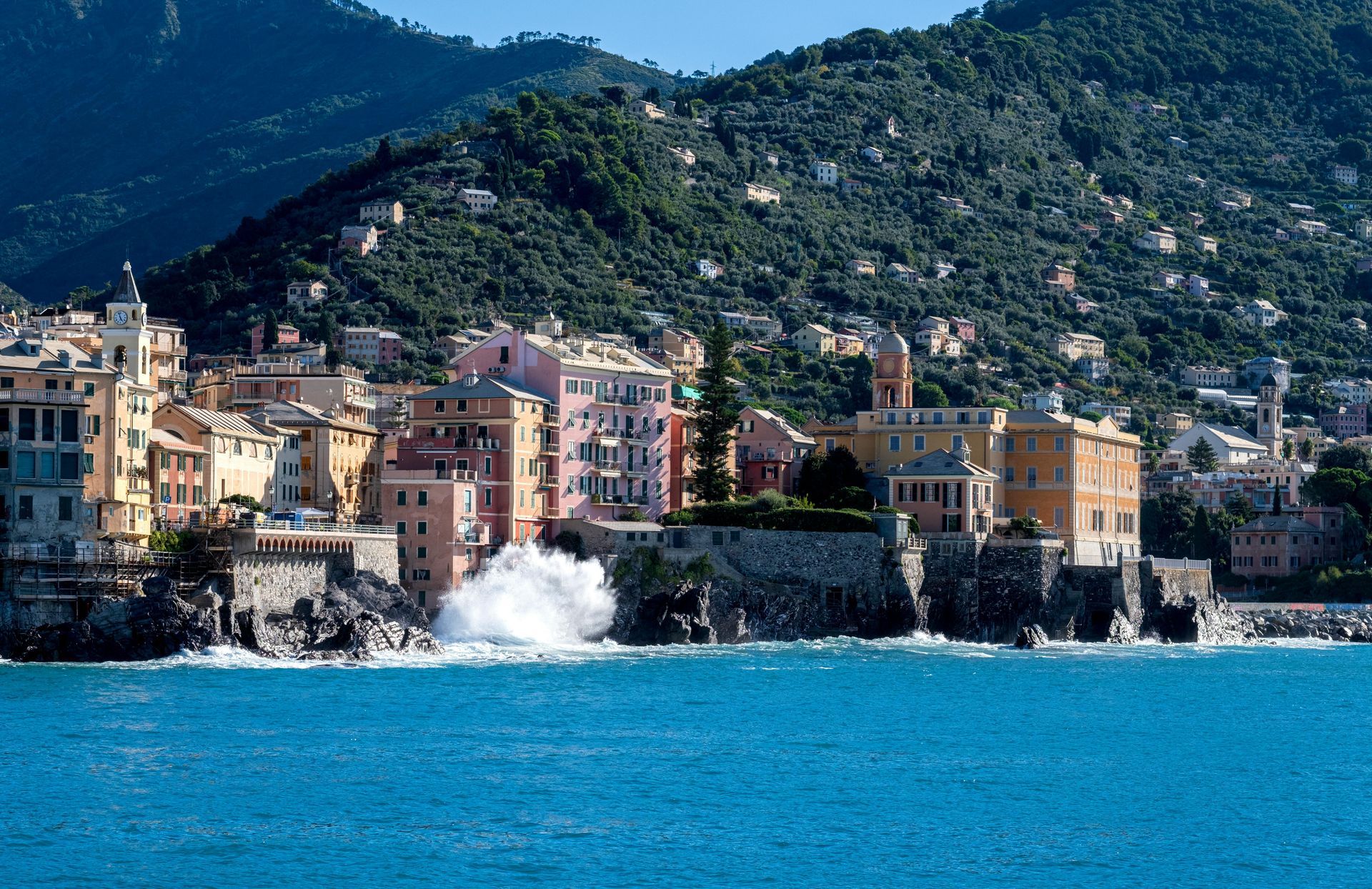 Un grande specchio d'acqua con una città sullo sfondo
